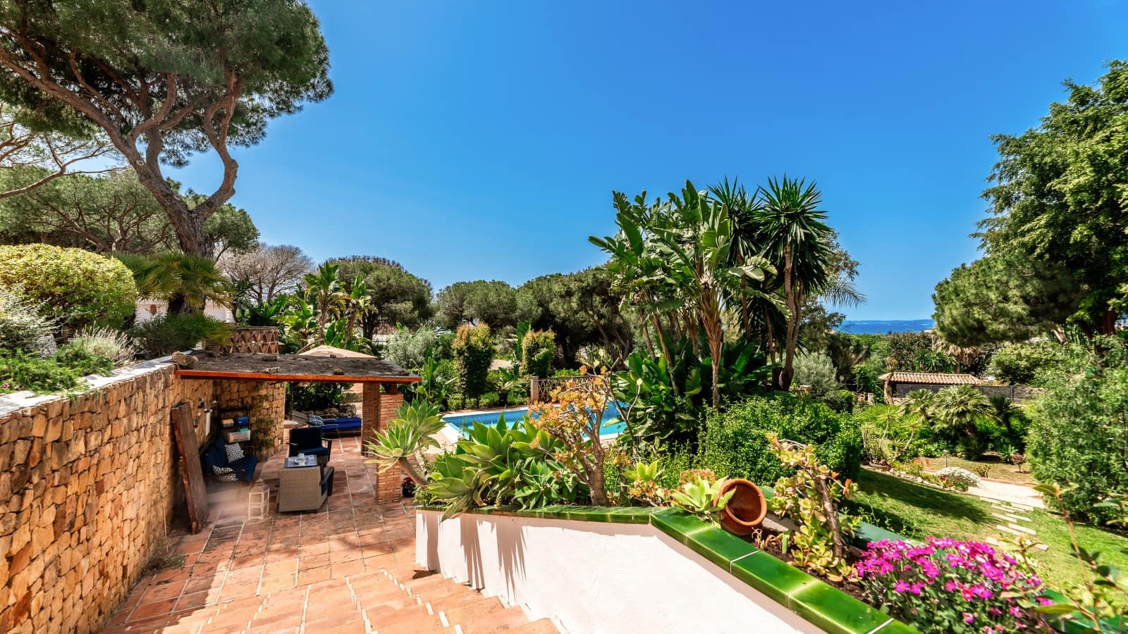 7 sovrum Villa till salu i Marbella med pool garage - 1 995 000 € (Ref: 9848830)