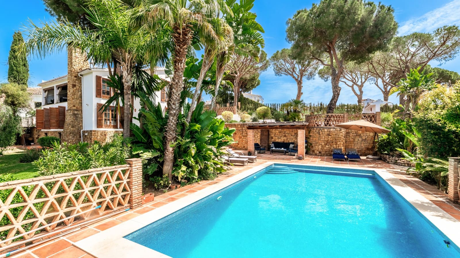 7 sovrum Villa till salu i Marbella med pool garage - 1 995 000 € (Ref: 9848830)