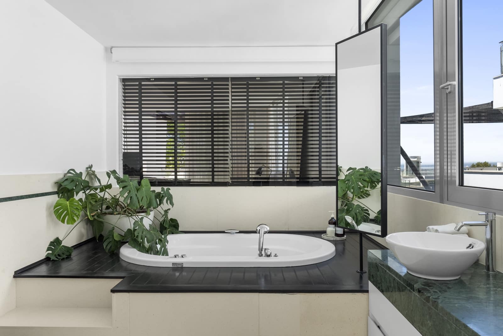 Pareado de 3 habitaciones en Marbella en venta con piscina garaje - 3.850.000 € (Ref: 9848836)