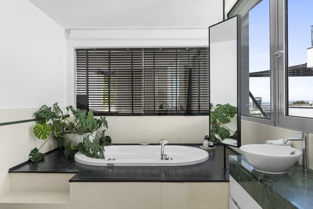3 quarto Moradia Geminada para venda em Sierra Blanca, Marbella com piscina garagem - 3 850 000 € (Ref: 9848836)