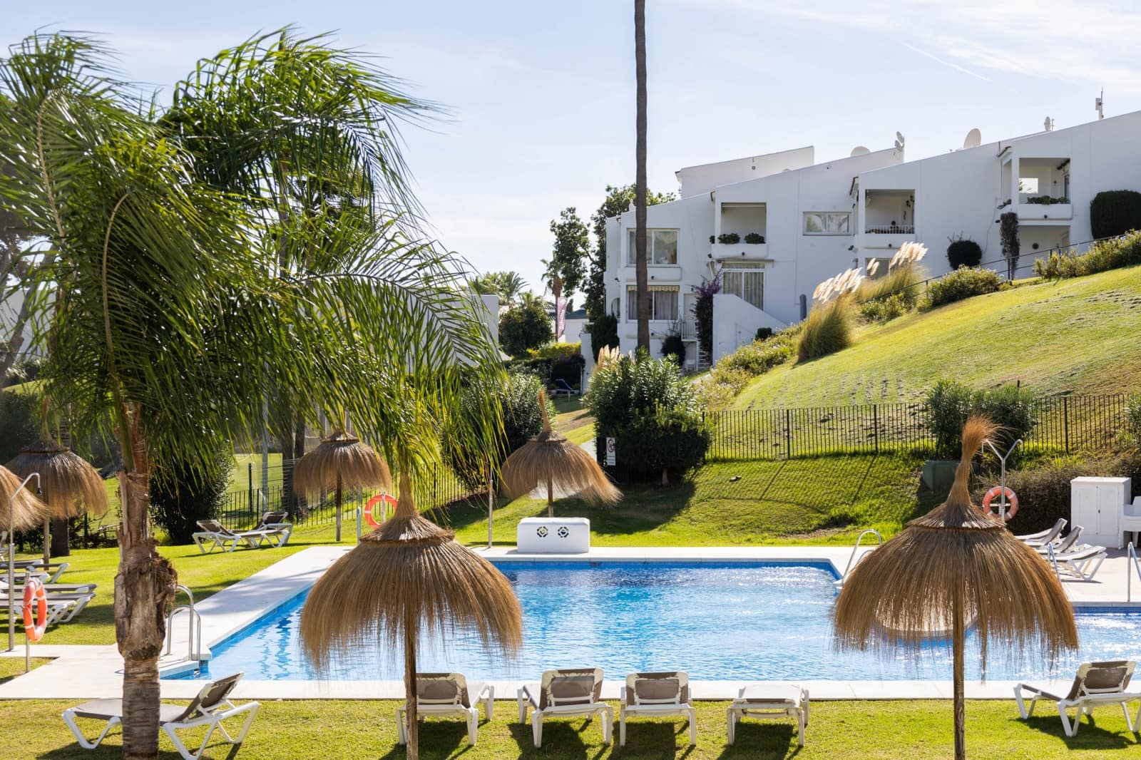 Ático de 2 habitaciones en Marbella en venta con piscina - 495.000 € (Ref: 9848837)