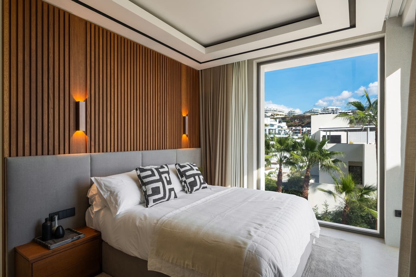 6 bedroom Villa for sale in La Quinta with pool garage - € 7,395,000 (Ref: 9848839)