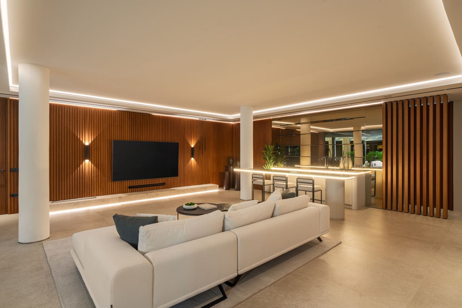 6 bedroom Villa for sale in La Quinta with pool garage - € 7,395,000 (Ref: 9848839)