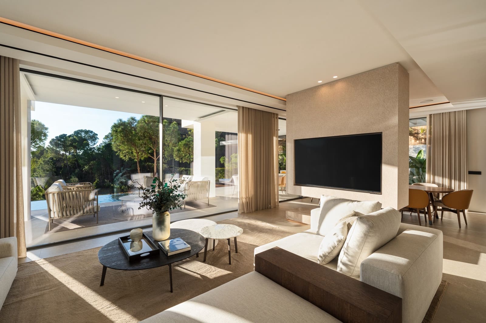 6 bedroom Villa for sale in La Quinta with pool garage - € 7,395,000 (Ref: 9848839)