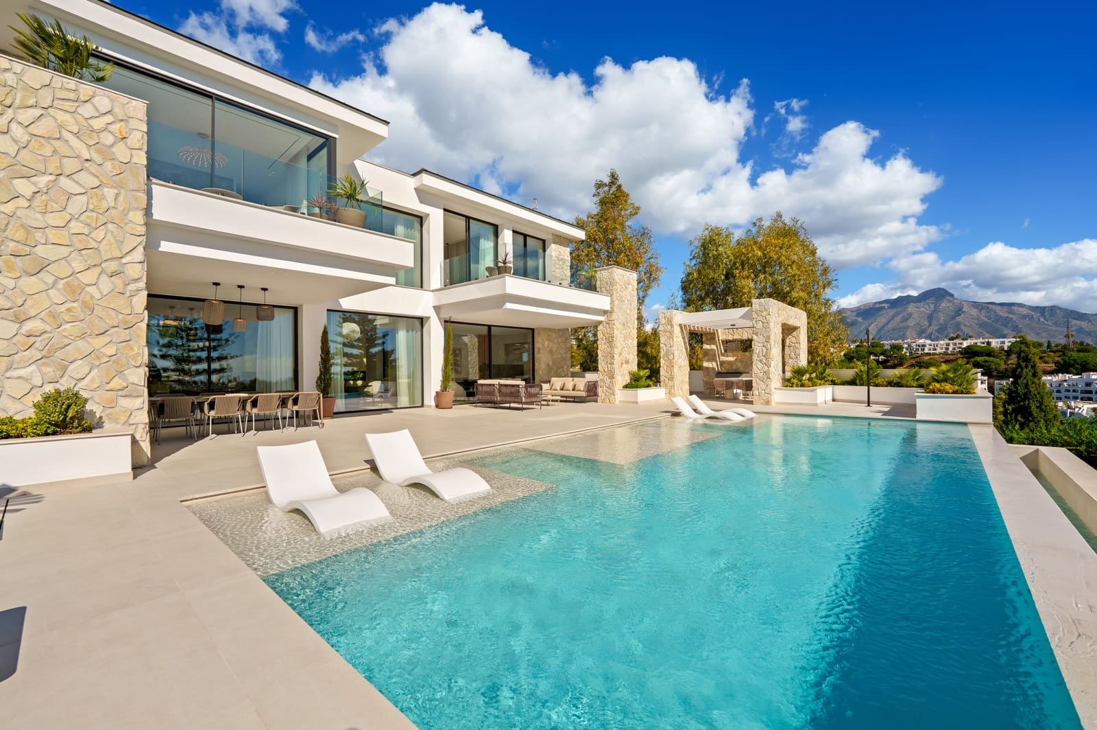 5 bedroom Villa for sale in La Quinta with pool garage - € 5,495,000 (Ref: 9848840)