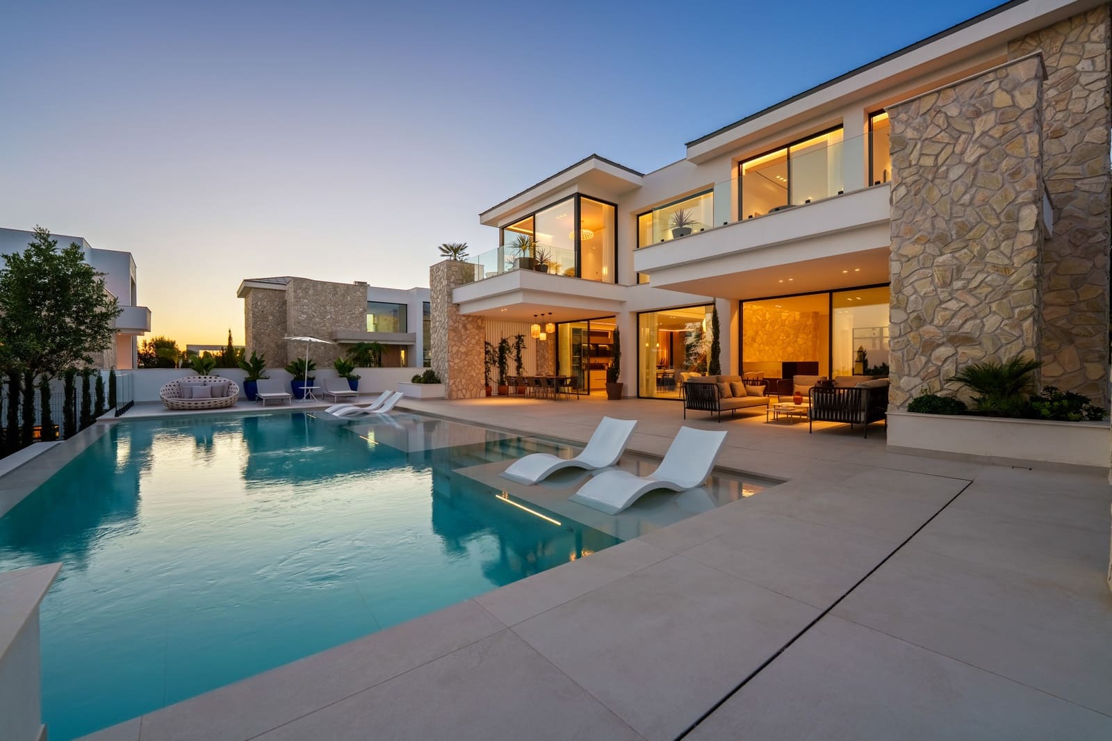 5 bedroom Villa for sale in La Quinta with pool garage - € 5,495,000 (Ref: 9848840)