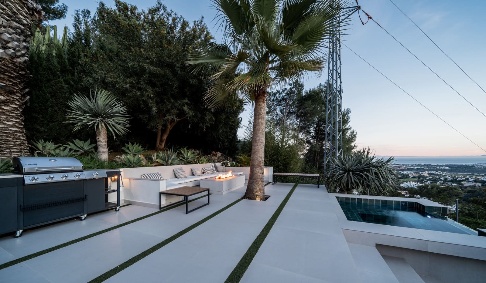 4 slaapkamer Villa te koop in El Madronal met zwembad garage - € 2.250.000 (Ref: 9848844)