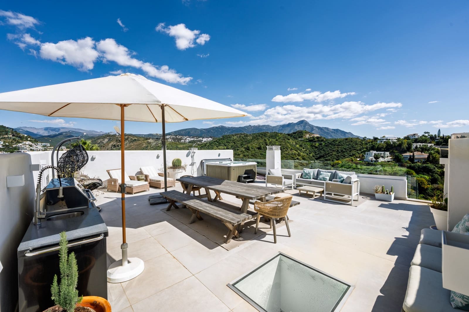 3 bedroom Penthouse for sale in La Quinta with pool garage - € 1,195,000 (Ref: 9848857)