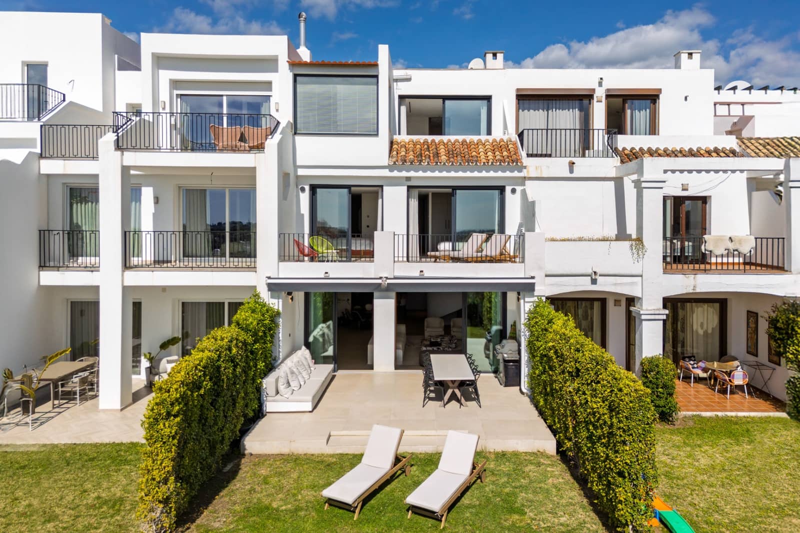 4 bedroom Townhouse for sale in La Quinta with pool garage - € 1,495,000 (Ref: 9848863)