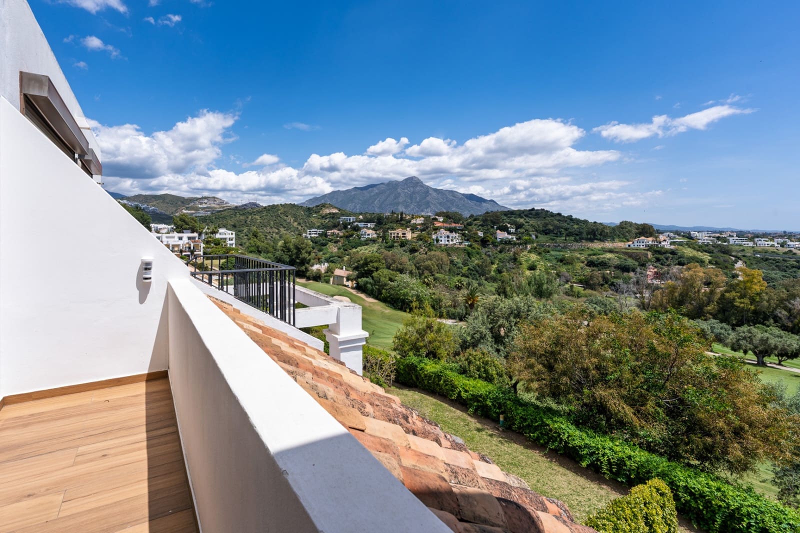 4 bedroom Townhouse for sale in La Quinta with pool garage - € 1,495,000 (Ref: 9848863)