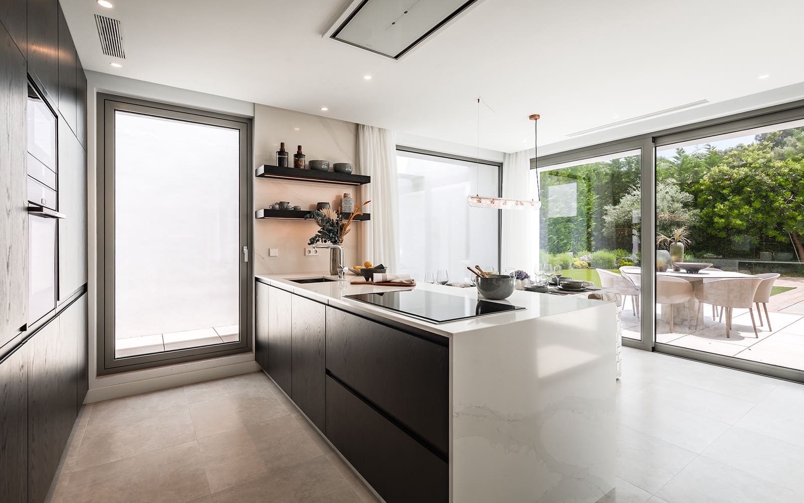 5 soverom Villa til salgs i El Paraiso med svømmebasseng garasje - € 2 495 000 (Ref: 9848864)