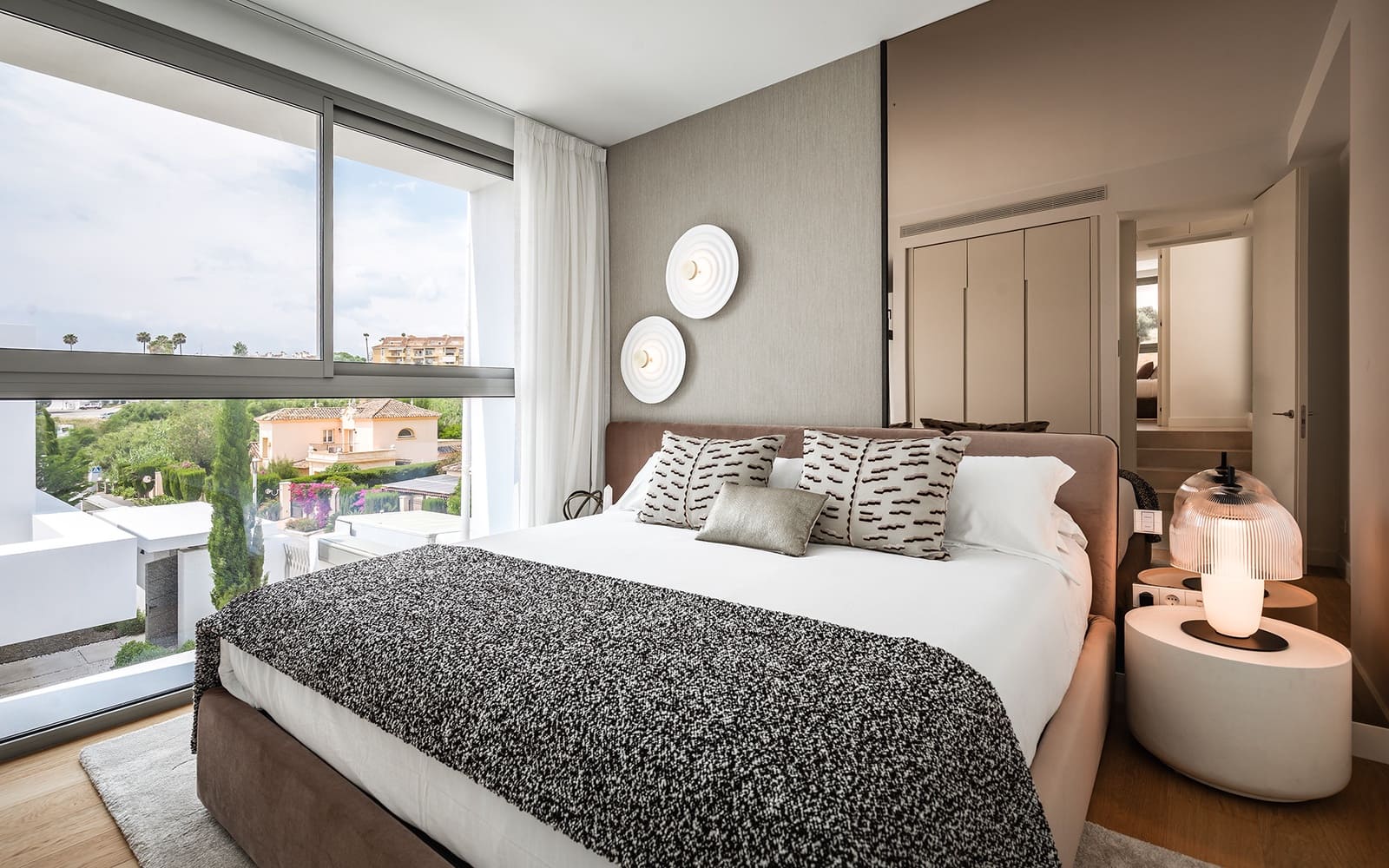 5 soverom Villa til salgs i El Paraiso med svømmebasseng garasje - € 2 495 000 (Ref: 9848864)