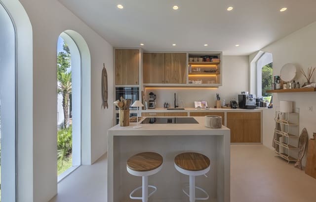 4 makuuhuone Huvila myytävänä paikassa La Dama de Noche - La Alzambra, Marbella mukana uima-altaan 
autotalli - 2 495 000 € (Ref: 9848866)