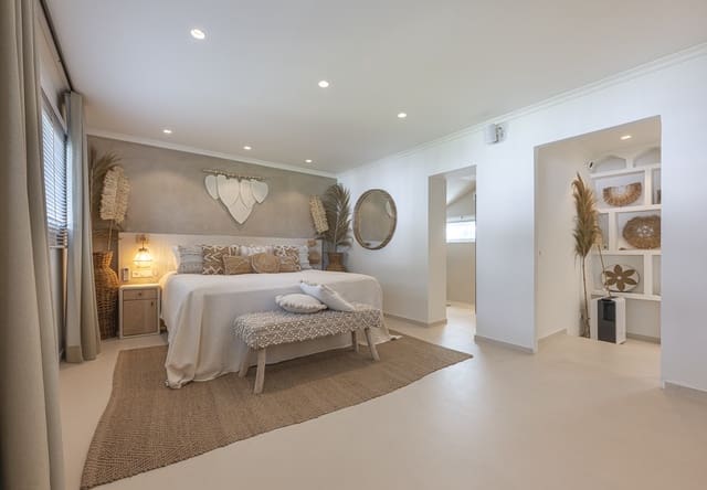 4 makuuhuone Huvila myytävänä paikassa La Dama de Noche - La Alzambra, Marbella mukana uima-altaan 
autotalli - 2 495 000 € (Ref: 9848866)