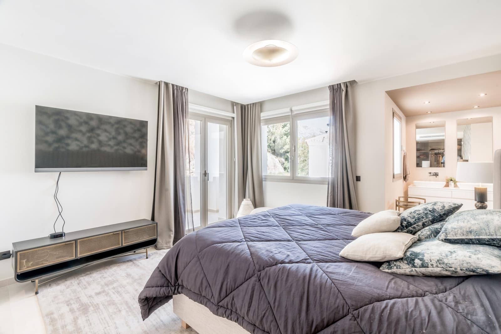 2 soverom Leilighet til salgs i Marbella med svømmebasseng garasje - € 1 420 000 (Ref: 9848875)