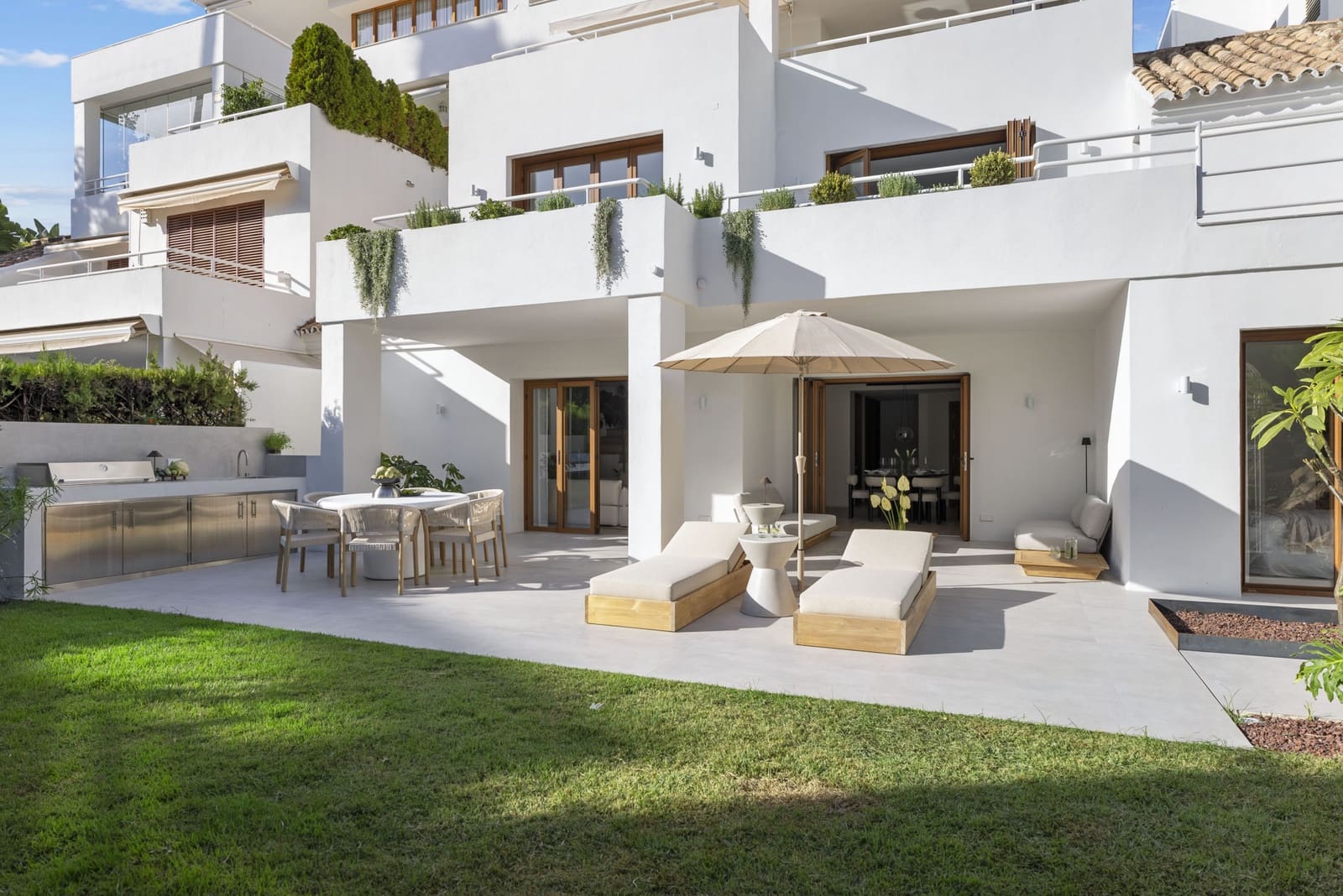 4 bedroom Apartment for sale in Marbella with pool garage - € 2,250,000 (Ref: 9848881)