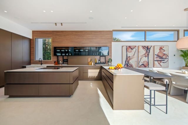 5 sypialnia Willa na sprzedaż w Las Brisas, Marbella z basenem garażem - 11 750 000 € (Ref: 9858960)