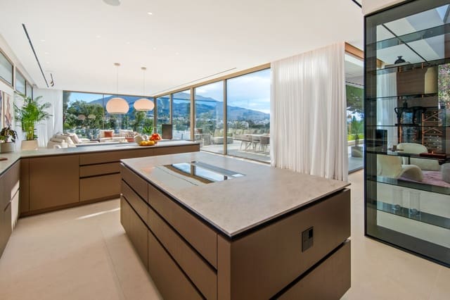 5 sypialnia Willa na sprzedaż w Las Brisas, Marbella z basenem garażem - 11 750 000 € (Ref: 9858960)