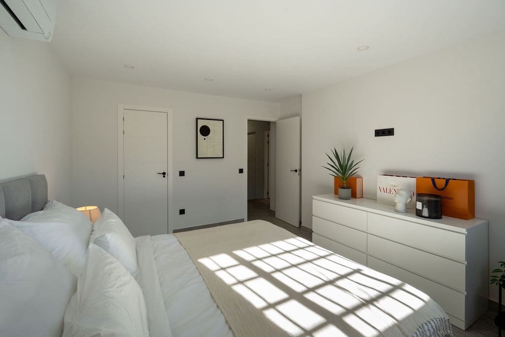 4 soverom Hus til salgs i Marbella med svømmebasseng garasje - € 1 195 000 (Ref: 9866328)