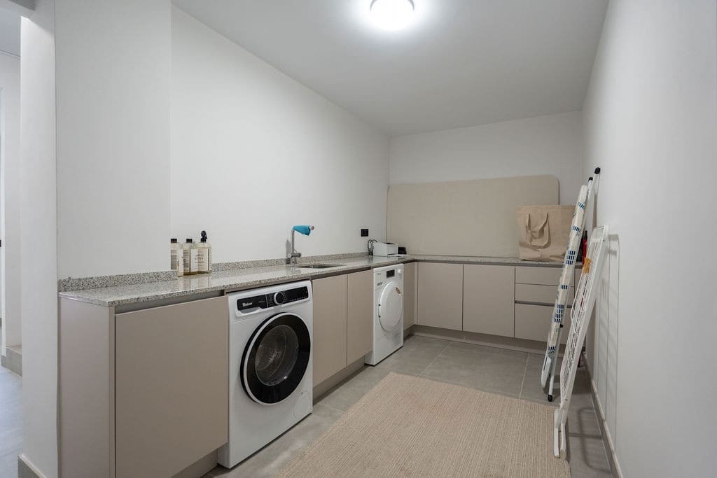 4 soverom Hus til salgs i Marbella med svømmebasseng garasje - € 1 195 000 (Ref: 9866328)