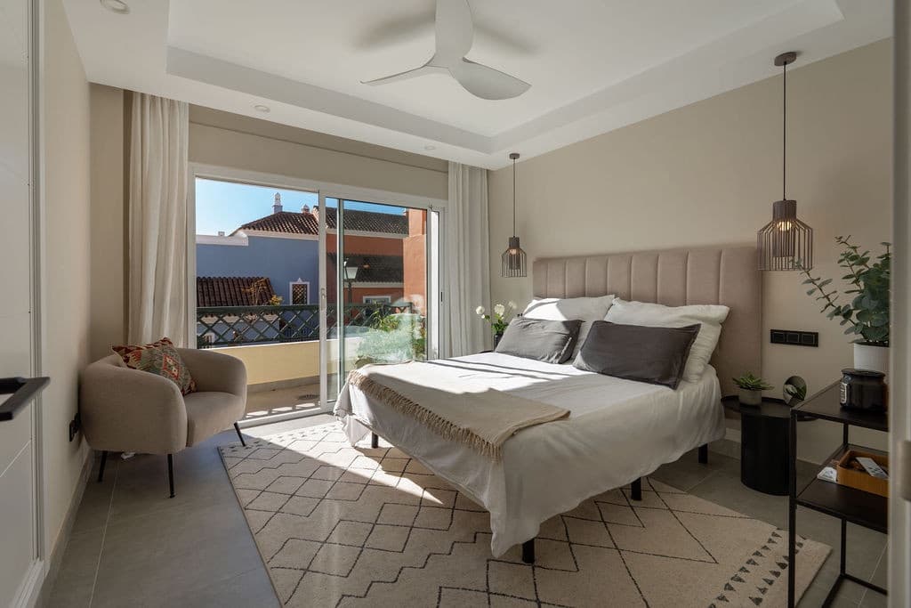 4 soverom Hus til salgs i Marbella med svømmebasseng garasje - € 1 195 000 (Ref: 9866328)