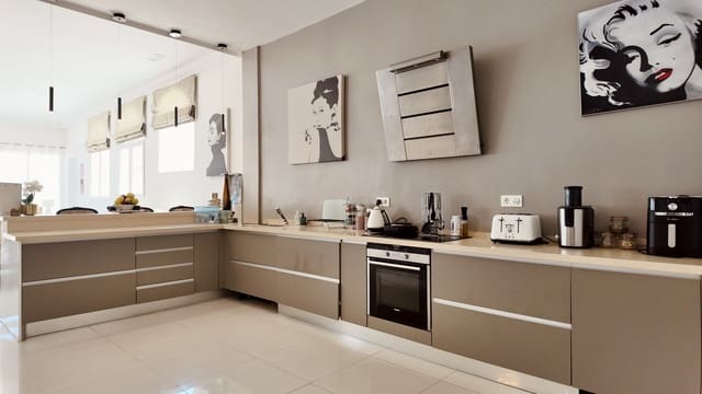 4 chambre Villa/Maison à vendre à Nueva Andalucía Centro, Marbella avec piscine garage - 1 495 000 € (Ref: 9875542)