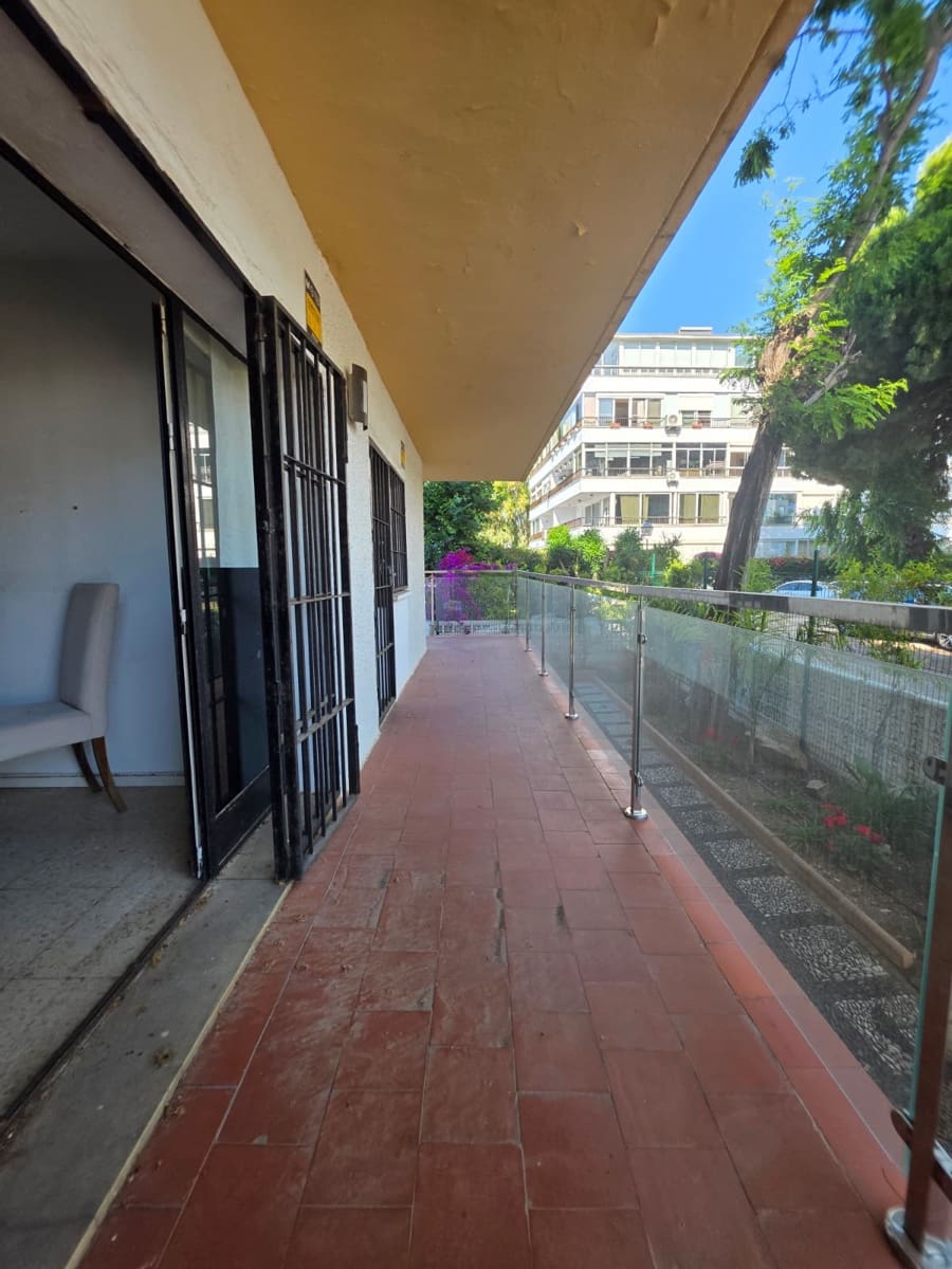 2 bedroom Apartment for sale in Marbella with pool - € 320,000 (Ref: 9875543)