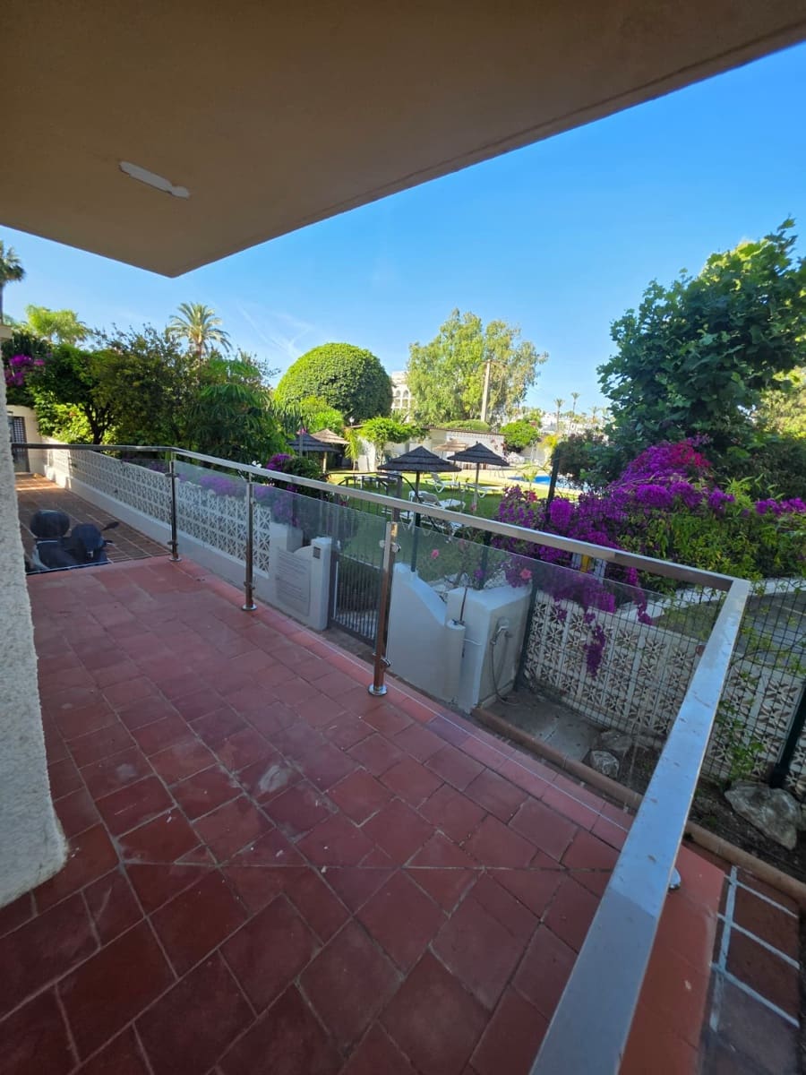 2 bedroom Apartment for sale in Marbella with pool - € 320,000 (Ref: 9875543)