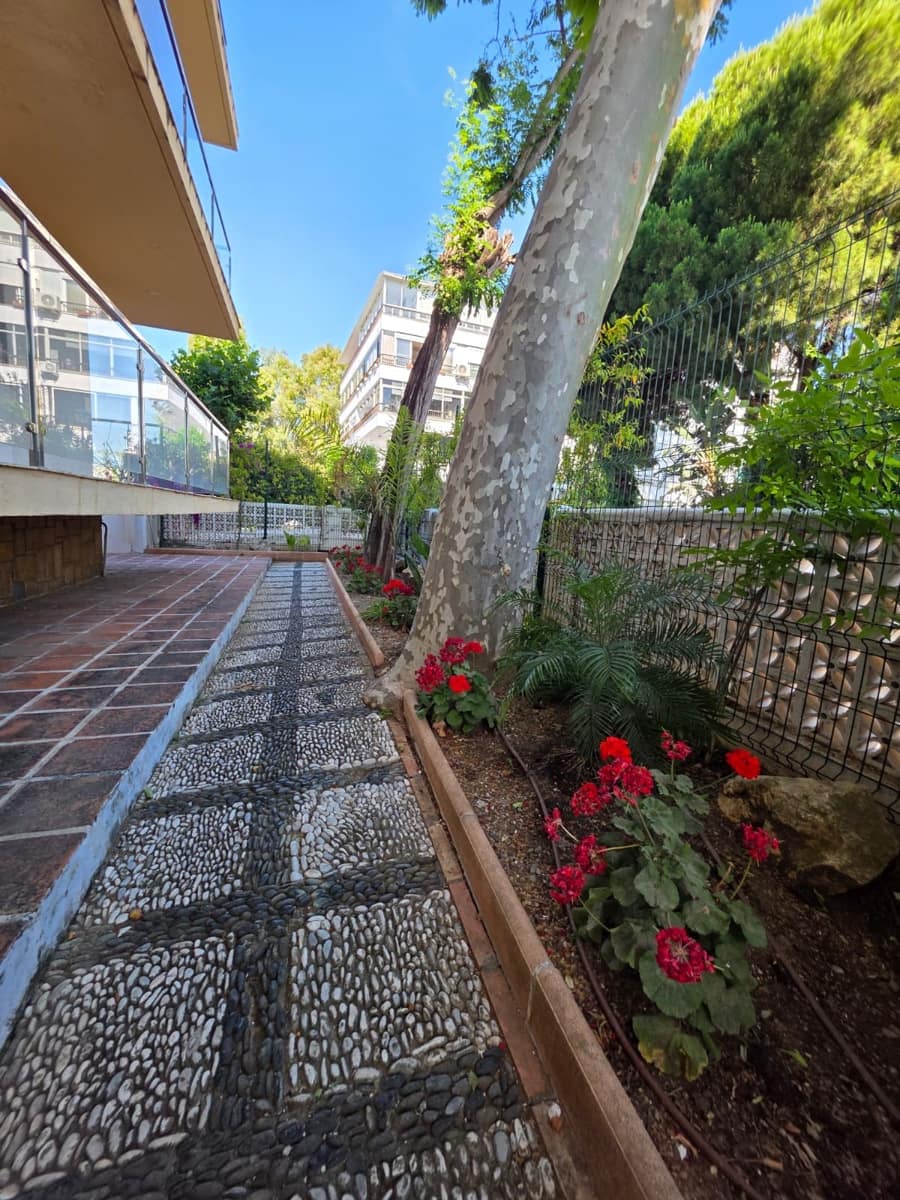 2 bedroom Apartment for sale in Marbella with pool - € 320,000 (Ref: 9875543)