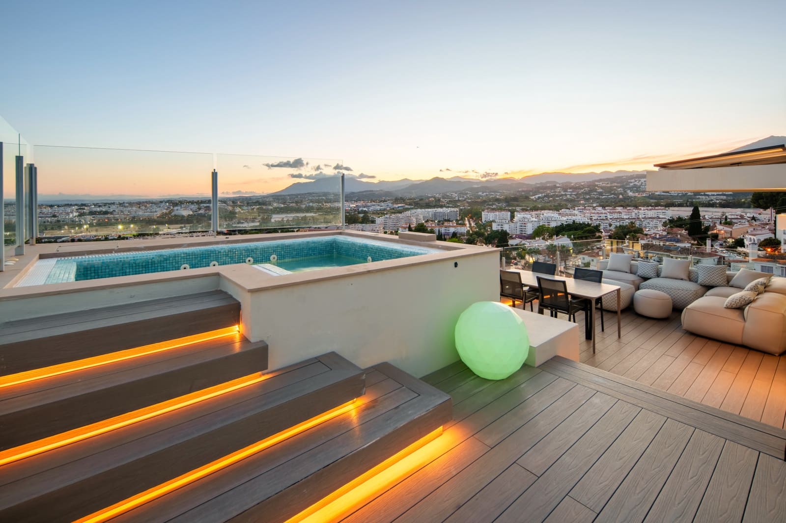 4 soveværelse Villa til salg i Nueva Andalucia med swimmingpool garage - € 2.775.000 (Ref: 9891698)