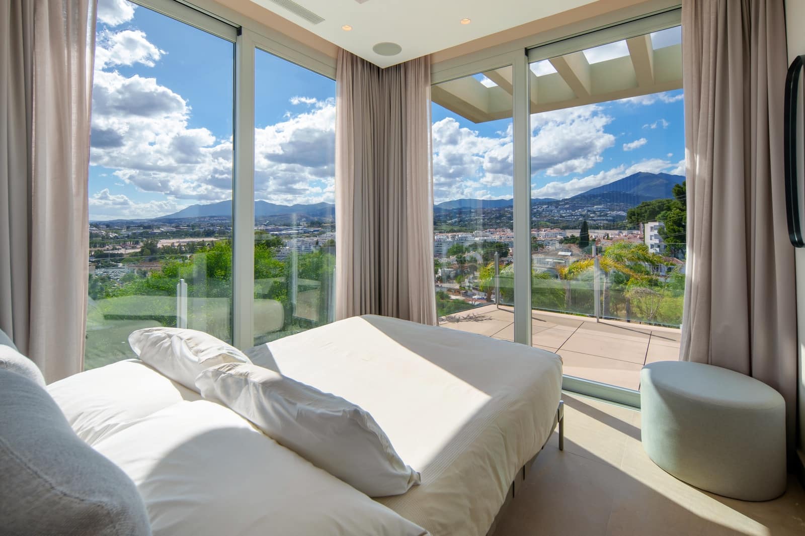 4 soveværelse Villa til salg i Nueva Andalucia med swimmingpool garage - € 2.775.000 (Ref: 9891698)