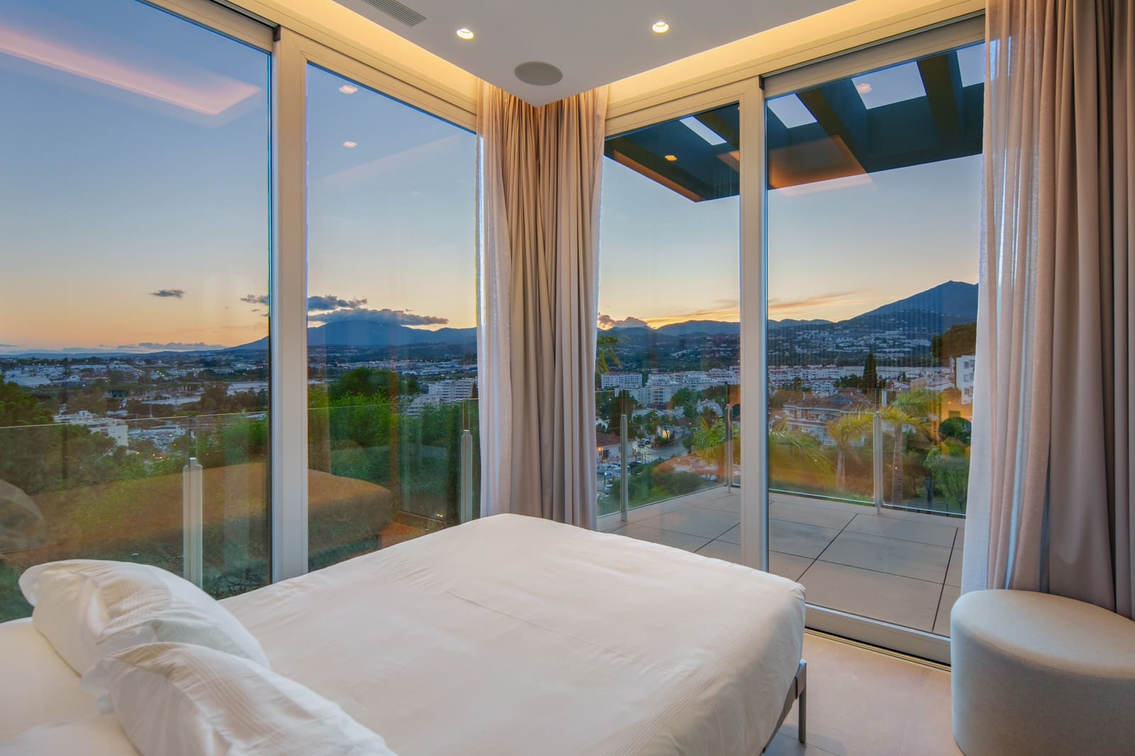 4 soveværelse Villa til salg i Nueva Andalucia med swimmingpool garage - € 2.775.000 (Ref: 9891698)