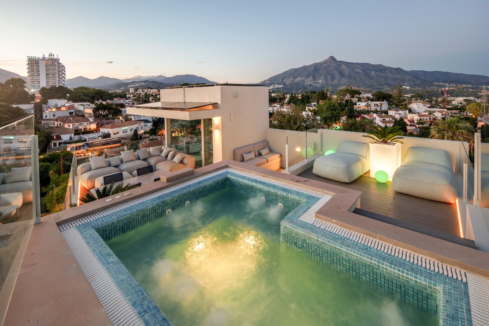 4 soveværelse Villa til salg i Nueva Andalucia med swimmingpool garage - € 2.775.000 (Ref: 9891698)