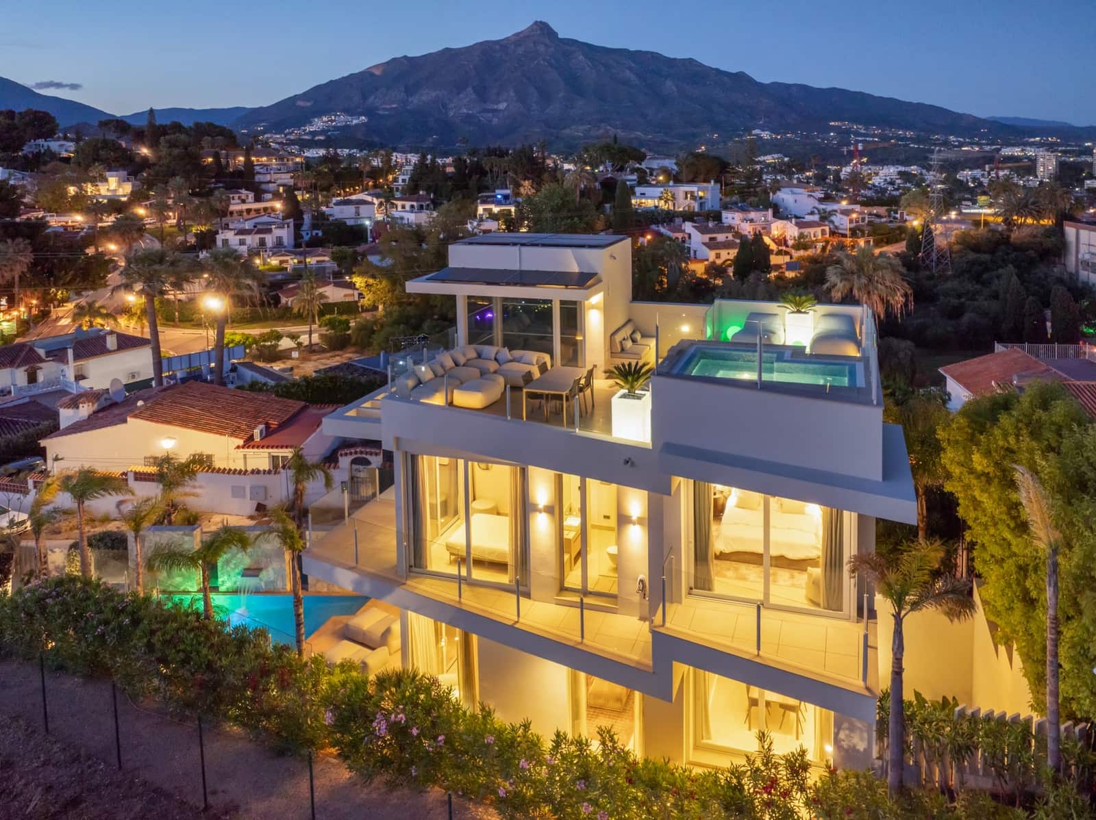4 soveværelse Villa til salg i Nueva Andalucia med swimmingpool garage - € 2.775.000 (Ref: 9891698)