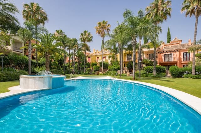 4 camera da letto Villetta Bifamiliare in vendita in Lomas De Marbella, Marbella con piscina garage - 1.700.000 € (Rif: 9902669)