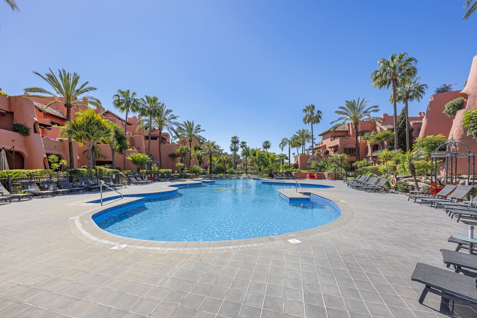 3 Zimmer Penthouse zu verkaufen in Estepona mit Pool Garage - 4.995.000 € (Ref: 9909850)