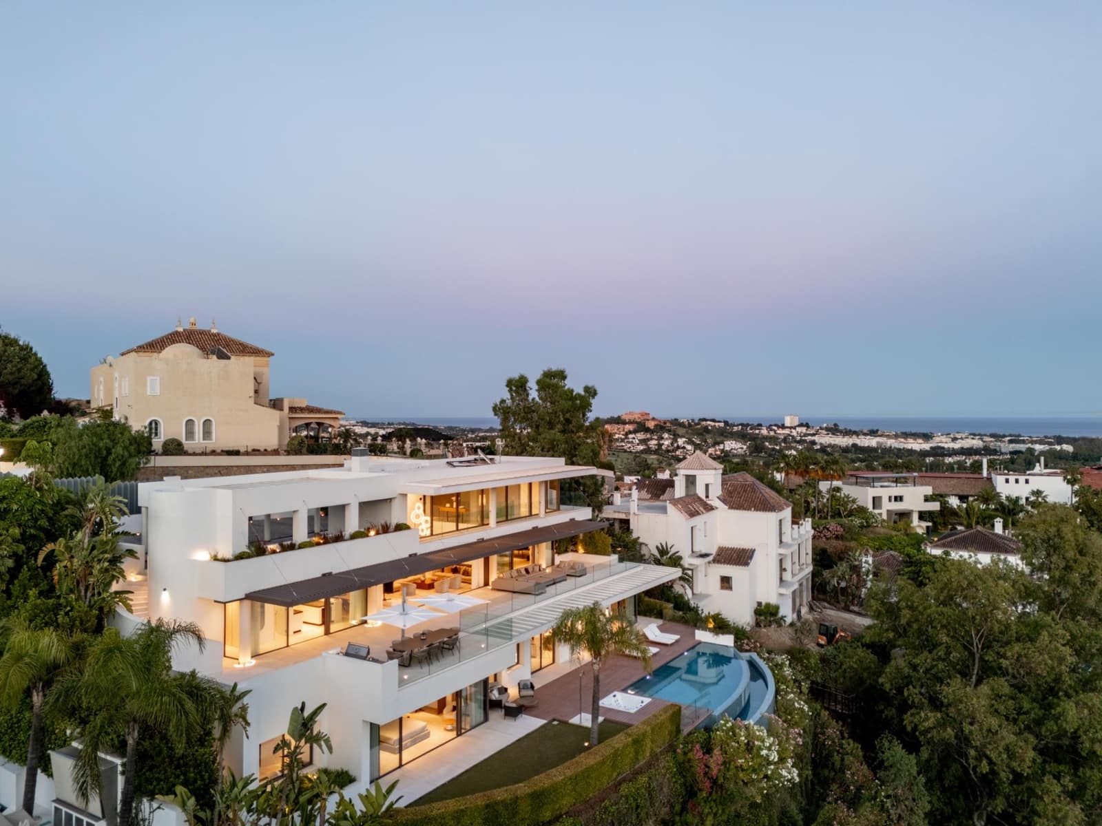5 bedroom Villa for sale in La Quinta with pool garage - € 4,950,000 (Ref: 9915097)
