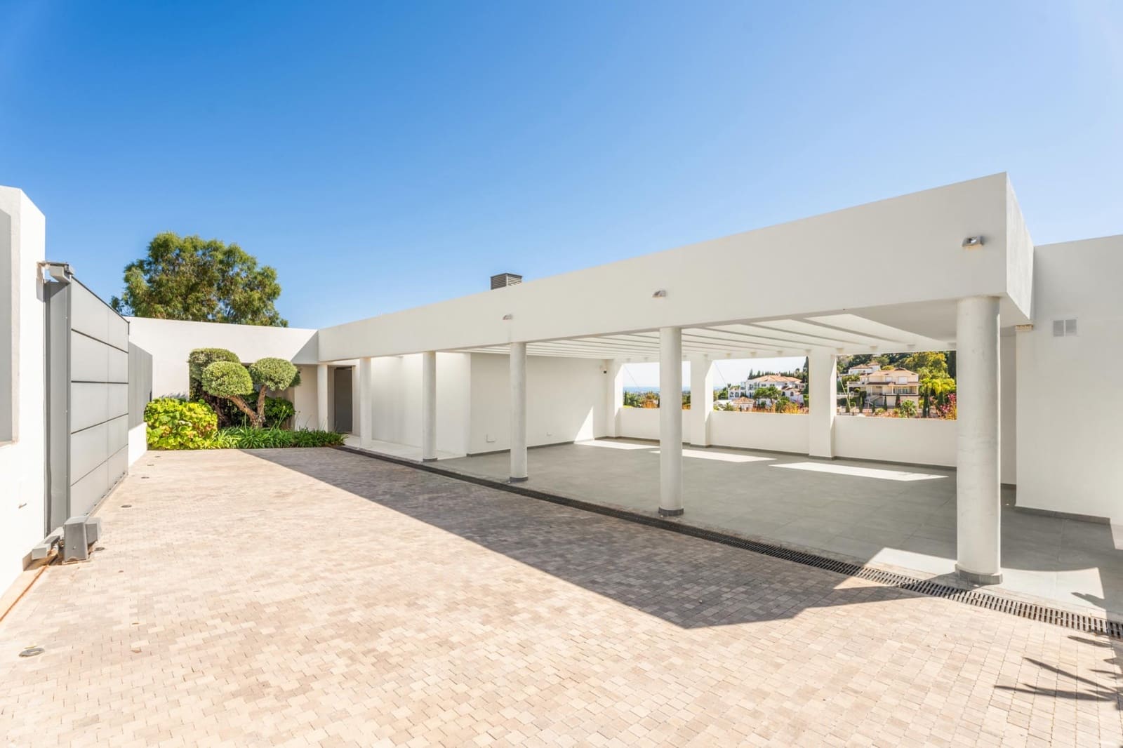 5 bedroom Villa for sale in La Quinta with pool garage - € 4,950,000 (Ref: 9915097)