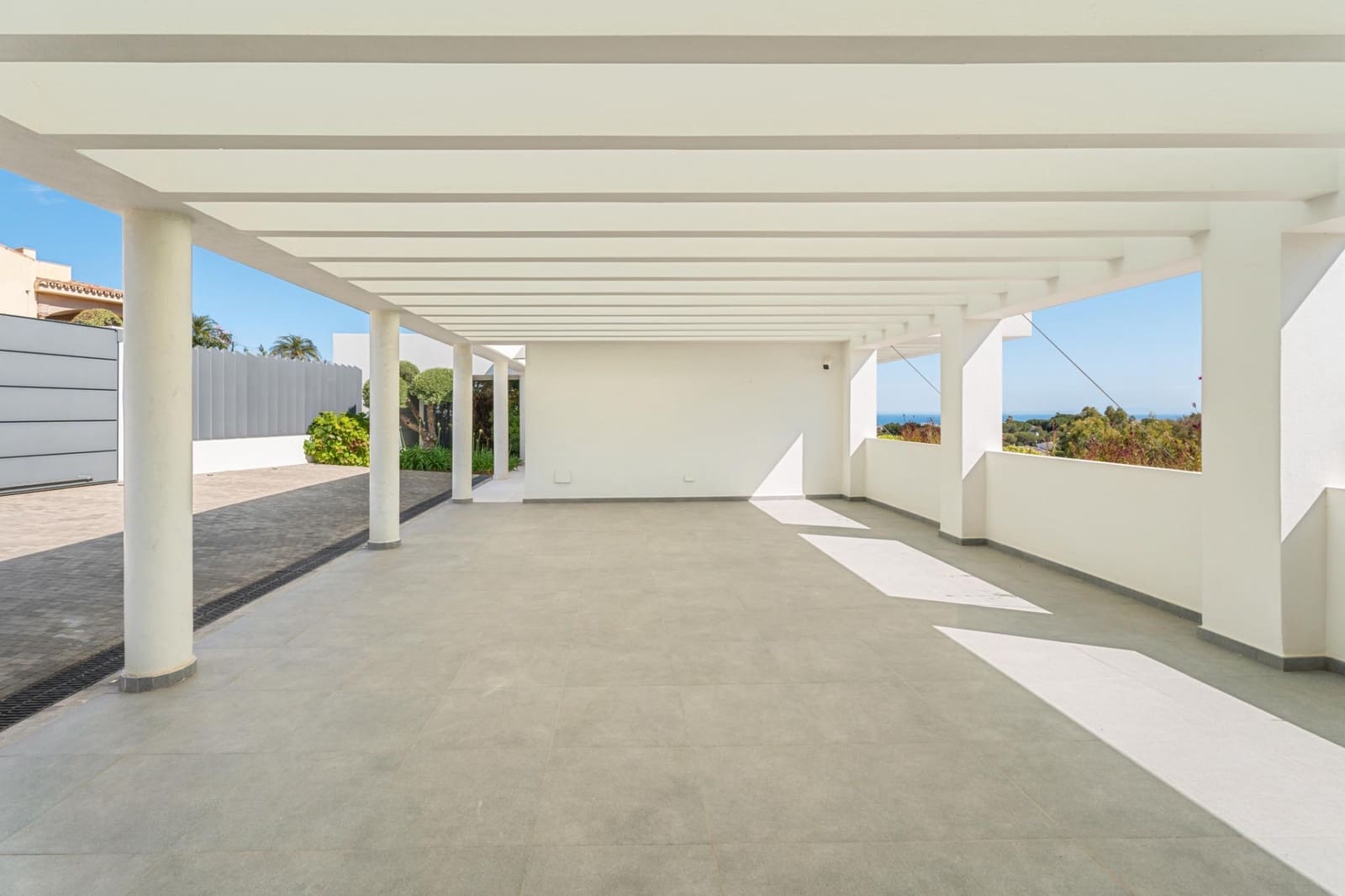 5 bedroom Villa for sale in La Quinta with pool garage - € 4,950,000 (Ref: 9915097)