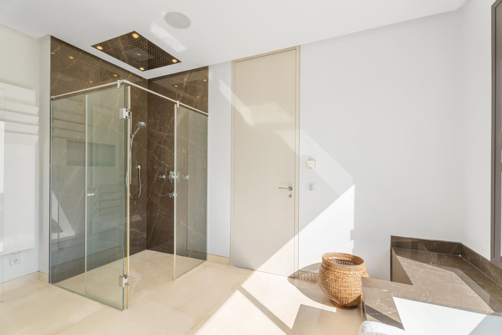 5 bedroom Villa for sale in La Quinta with pool garage - € 4,950,000 (Ref: 9915097)