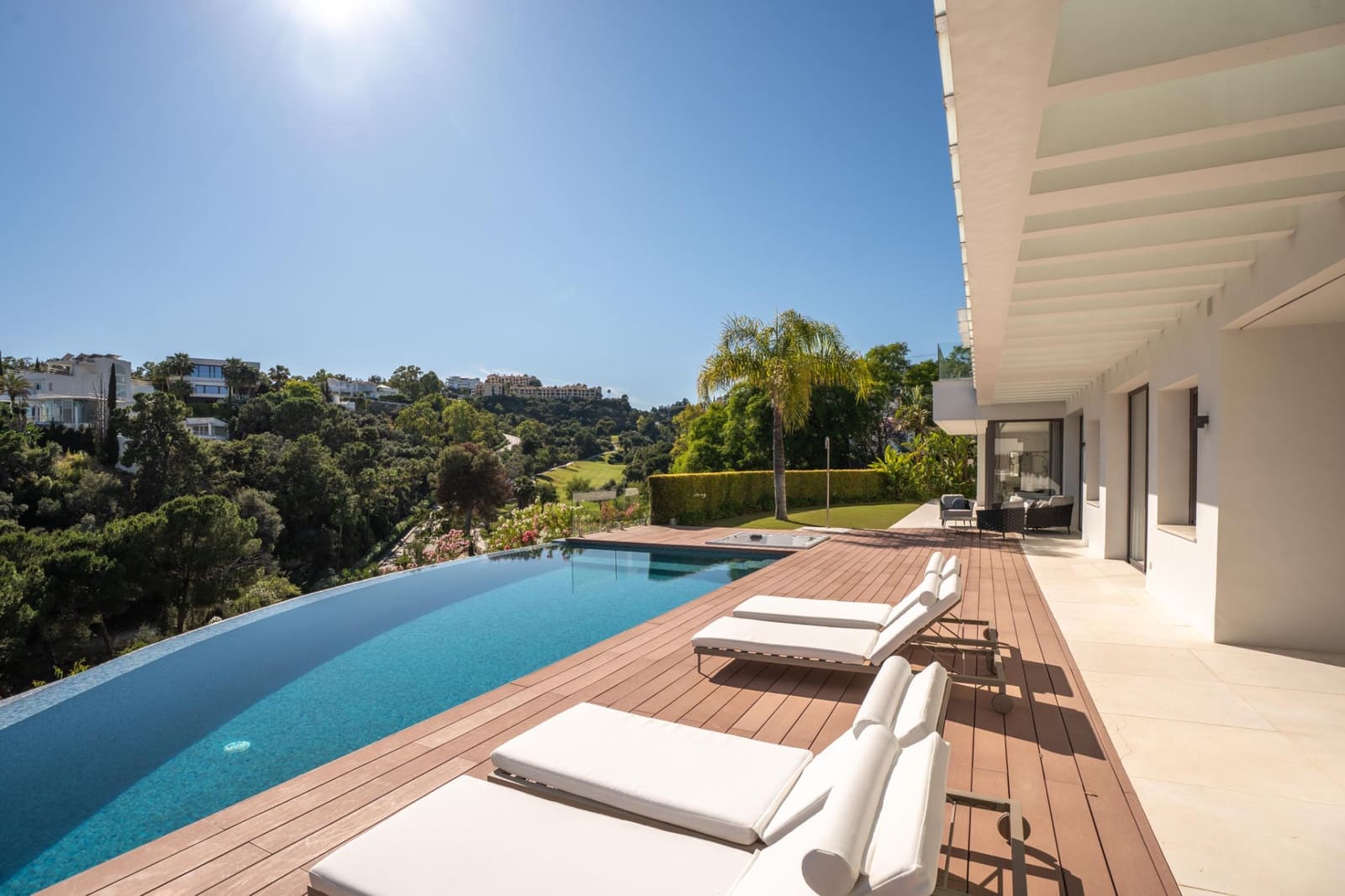5 bedroom Villa for sale in La Quinta with pool garage - € 4,950,000 (Ref: 9915097)