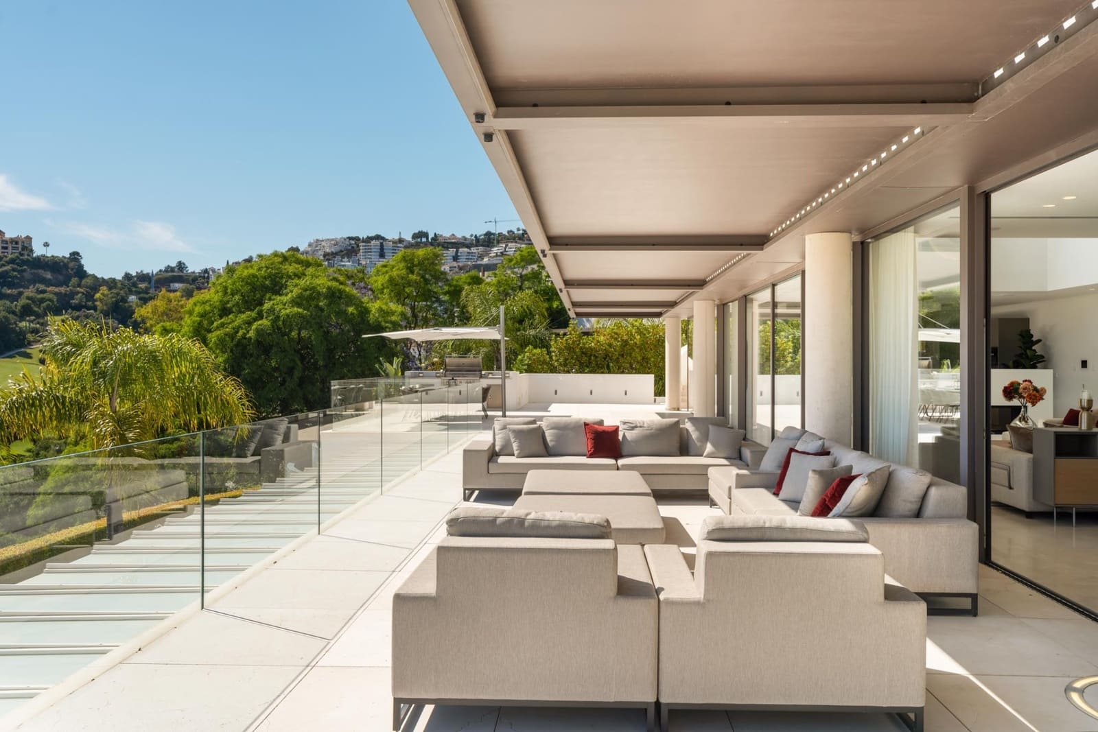 5 bedroom Villa for sale in La Quinta with pool garage - € 4,950,000 (Ref: 9915097)