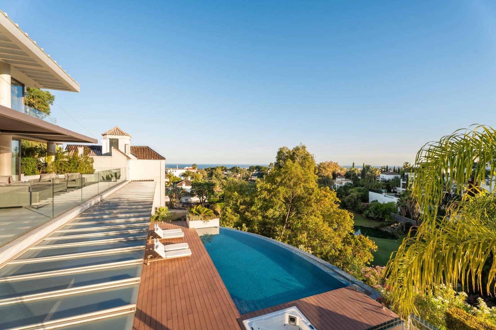 5 bedroom Villa for sale in La Quinta with pool garage - € 4,950,000 (Ref: 9915097)