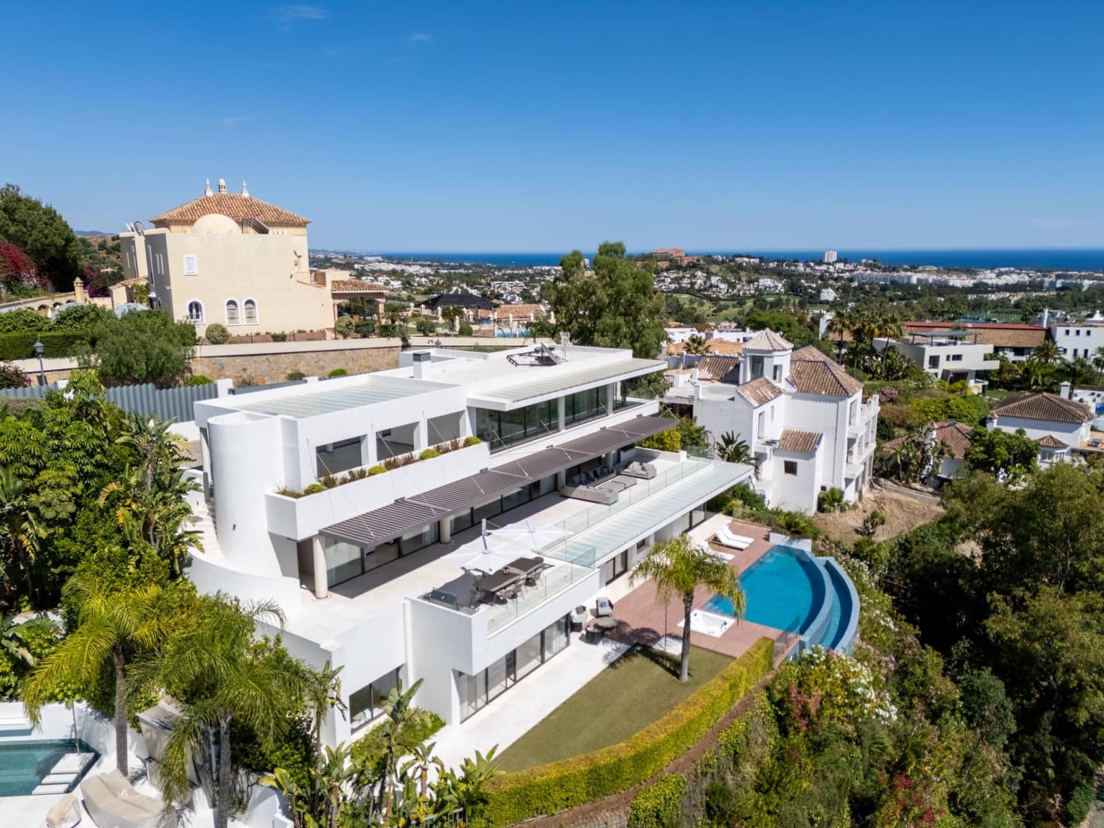 5 bedroom Villa for sale in La Quinta with pool garage - € 4,950,000 (Ref: 9915097)