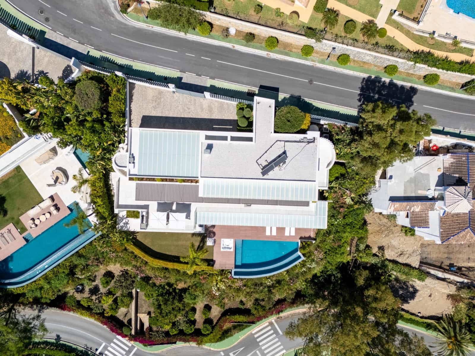 5 bedroom Villa for sale in La Quinta with pool garage - € 4,950,000 (Ref: 9915097)