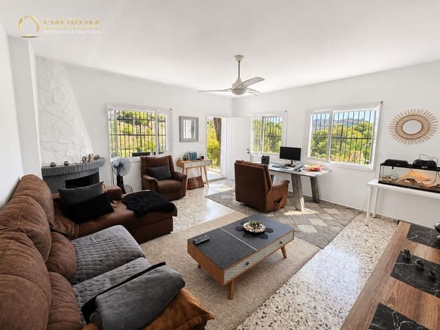 4 bedroom Villa for sale in El Campello with garage - € 595,000 (Ref: 10014319)