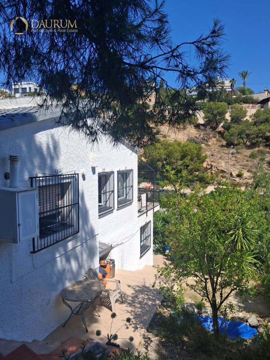 4 bedroom Villa for sale in El Campello with garage - € 595,000 (Ref: 10014319)