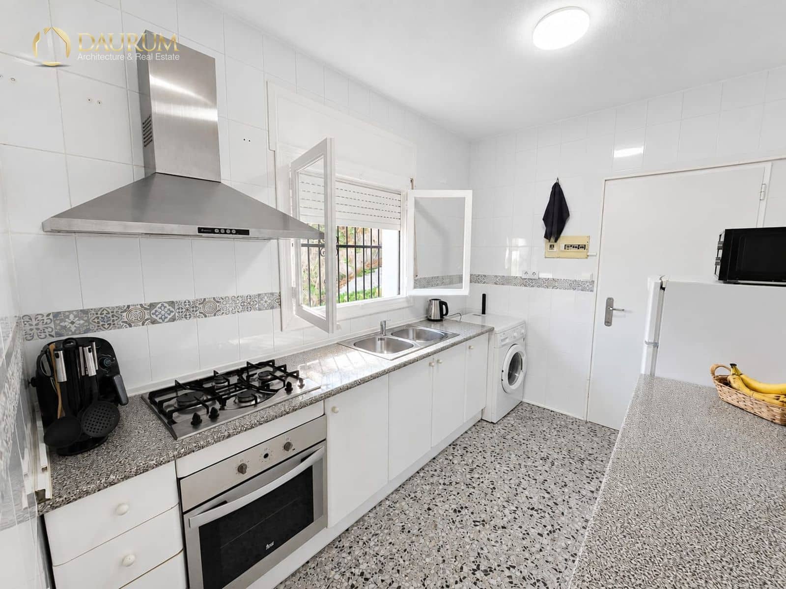 4 bedroom Villa for sale in El Campello with garage - € 595,000 (Ref: 10014319)