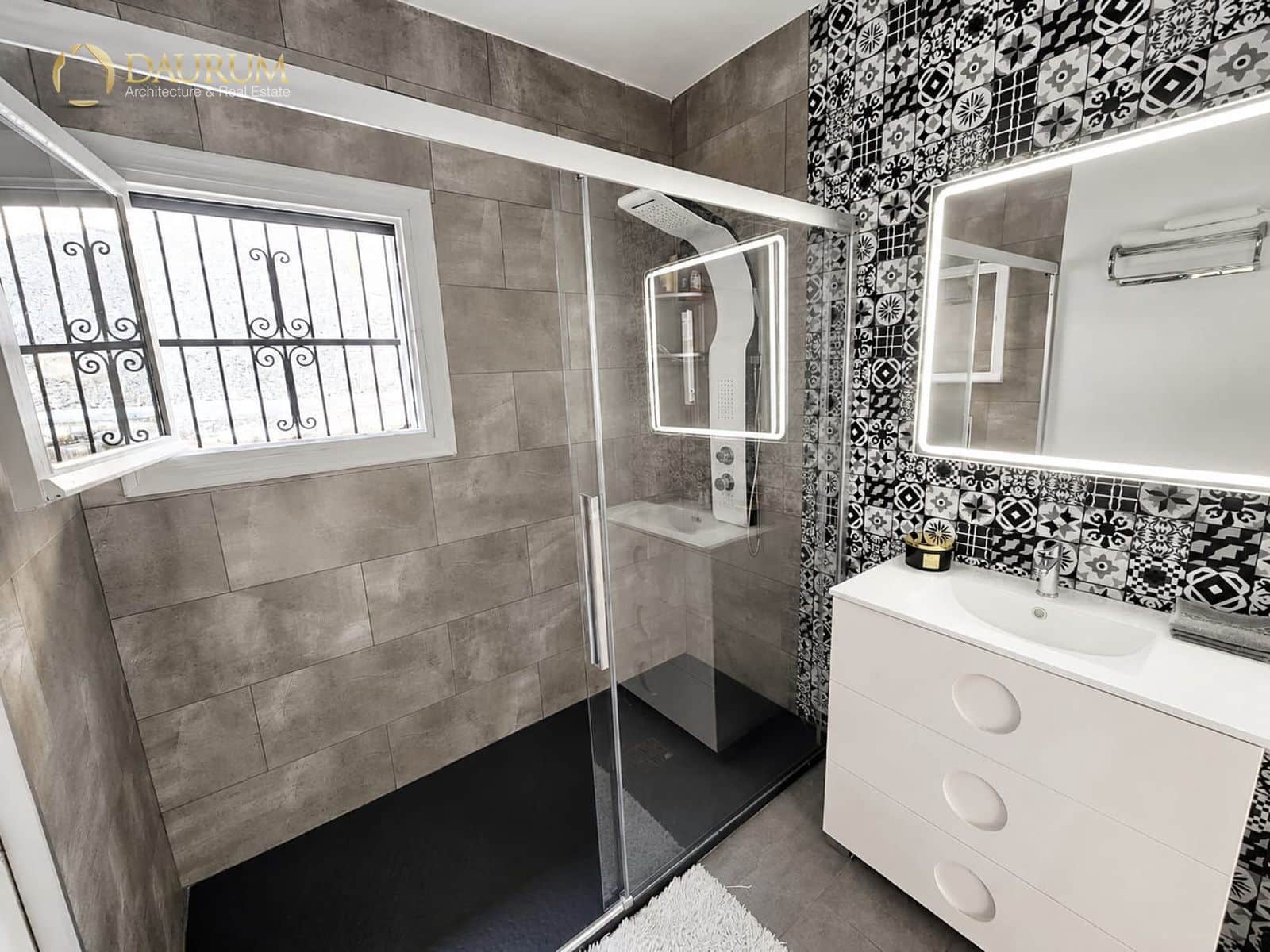 4 bedroom Villa for sale in El Campello with garage - € 595,000 (Ref: 10014319)