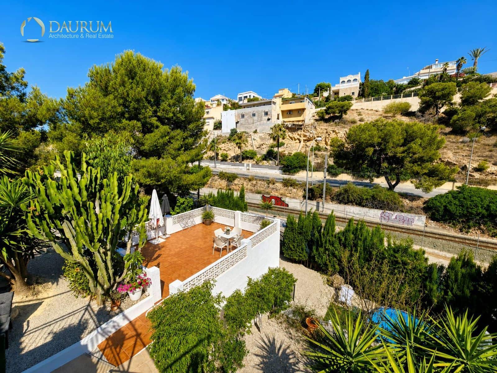 4 bedroom Villa for sale in El Campello with garage - € 595,000 (Ref: 10014319)